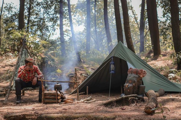 Quelles sont les astuces pour cuisiner avec un réchaud à bois en camping?