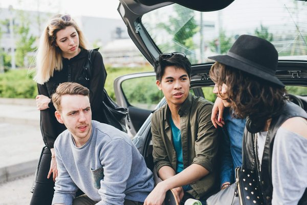 Choisir la location de voiture à Pau pour des vacances réussies entre amis